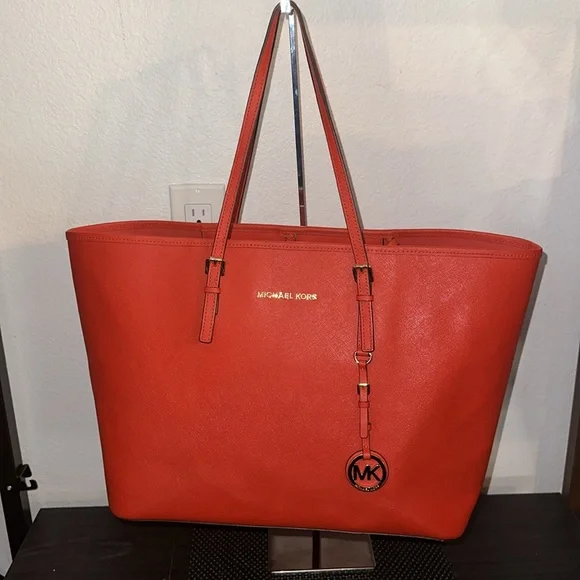 Michael KORS Saffiano Red Leather Tote - Picture 2 of 9